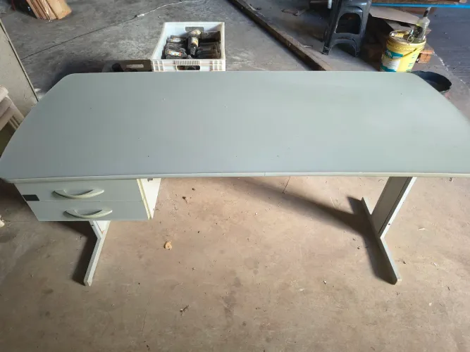 mesa de escritório com 2 gavetas