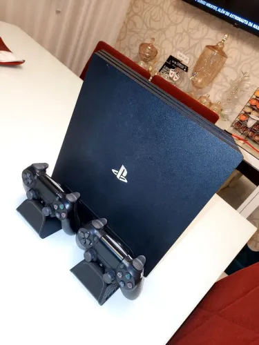Vídeo Game PS4 slim 1tb com 2 controles um suporte base de carregamento e um Jogo