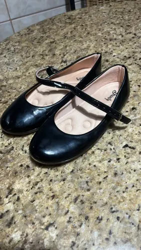 Sandália estilo boneca de verniz preto tamanho 32
