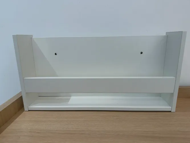 Organizador de parede infantil para livros ou brinquedos.