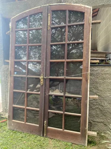 Vendo porta de madeira com vidros