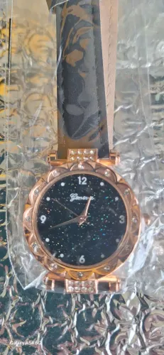 Relogio preto com dourado pulseira de couro importado ultimo do estoque,promocao