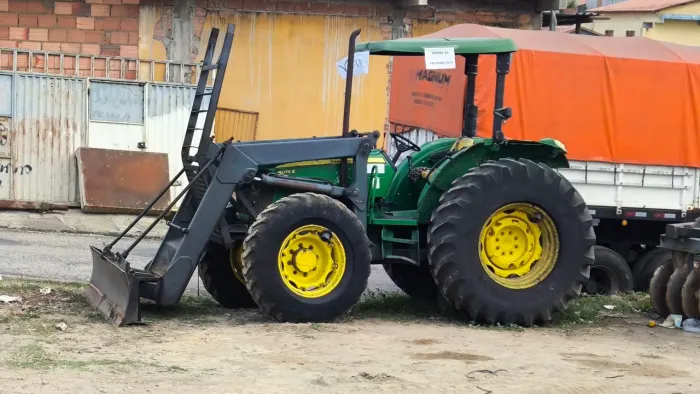 Vendo trator Jhon deere com 07658 trabalhado com capa e chapeado no jeito para trabalho