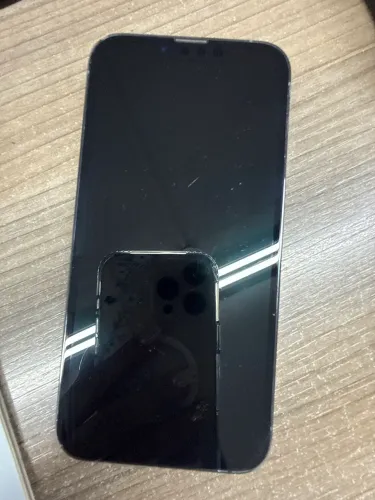 iPhone 13 Pro com 3 capinhas