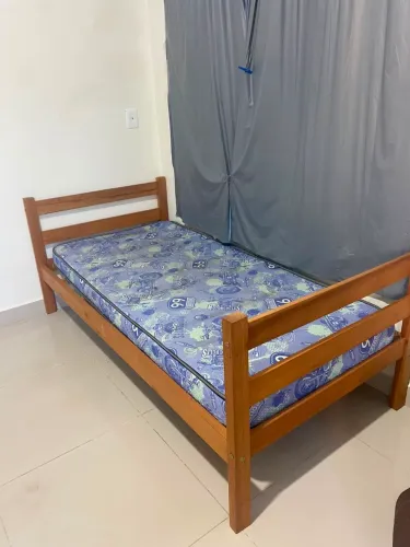 Cama de solteiro (colchão e cabeceira)