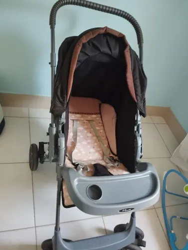 OPORTUNIDADE! Carrinho de bebê usado pouquíssimas vezes.