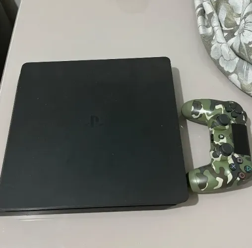 PS4 Slim 1TB em ótimo estado + 1 controle + cabos