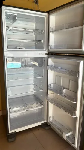 Geladeira nova nunca usada esses amassados foi do frete!