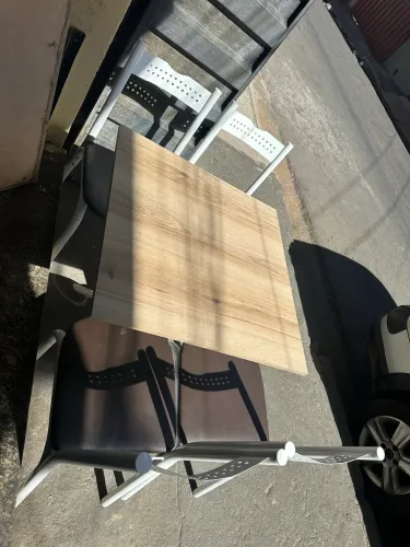 Mesa com a base de madeira com quatro cadeiras 68 × 68