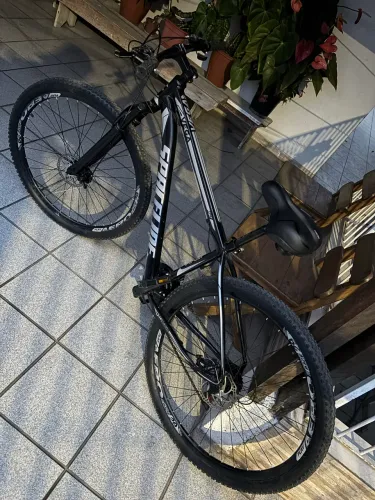 Bicicleta Aro 29 Spaceline Vega 21V Câmbio Shimano Freio a Disco e Suspensão Preto/Cinza