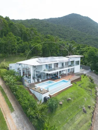 Casa de alto padrão à venda no Condomínio Ecológico da Pacuíba Ilhabela