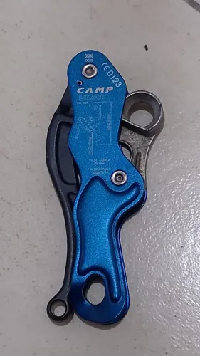 Descensor autoblocante 150 kg marca Camp 11mm