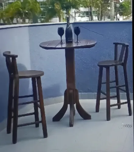 Mesa bistrô com duas banquetas
