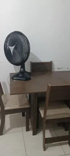 Conjunto de mesa com cadeiras