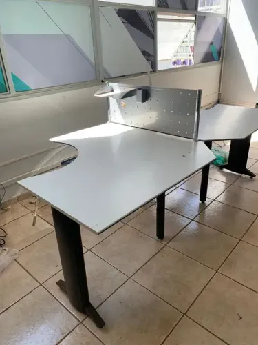 Mesa de Escritório com Gaveteiro de Ótima Qualidade