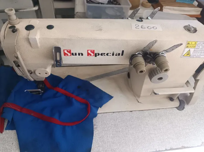 Vendo Máquina industrial Usada , ombro à ombro.