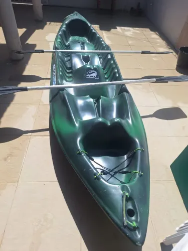 Caiaque tripo se você quer aproveitar os dias de sol na água ou pesca esportiva.