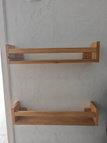2 prateleiras de madeira 