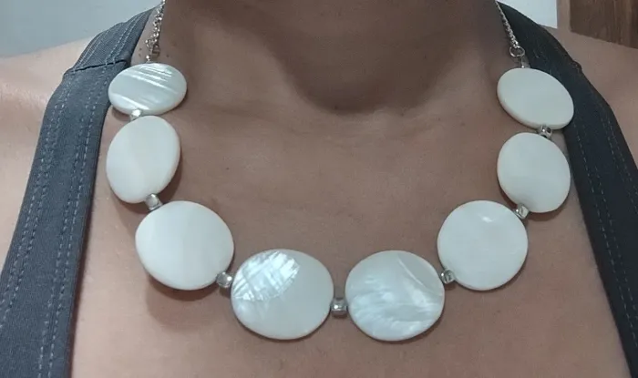 Lindo colar de Madrepérola com fecho de Imã 