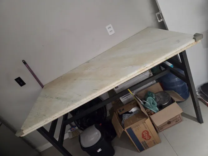 Mesa com pedra de mármore