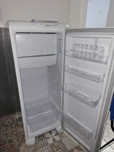 Geladeira Eletrolux - Modelo RE 31 - Branca 220V