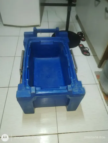 Vendo 1 termobox semi novo
