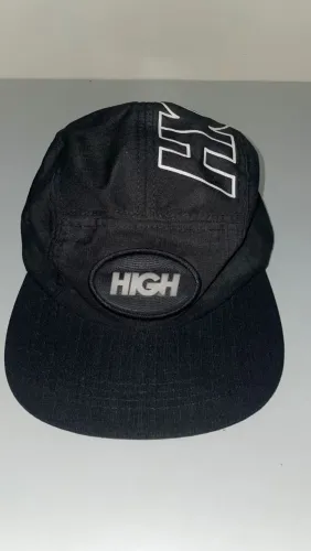 Boné de aba reta high