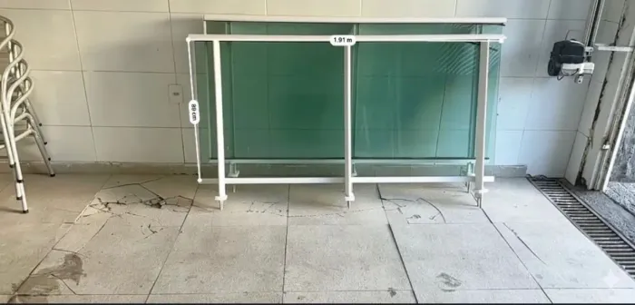 Parapeito em alumínio e vidro temperado