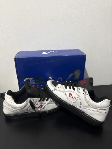 Tesla Fusion (White-Black) TAM-40