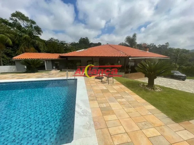 Chácara com 4 quartos, piscina e campo de futebol em Arujá