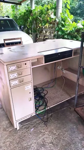 Balcão de Madeira e Ferro com Gaveta com Caixa de Dinheiro e Tomadas e Suporte de PC