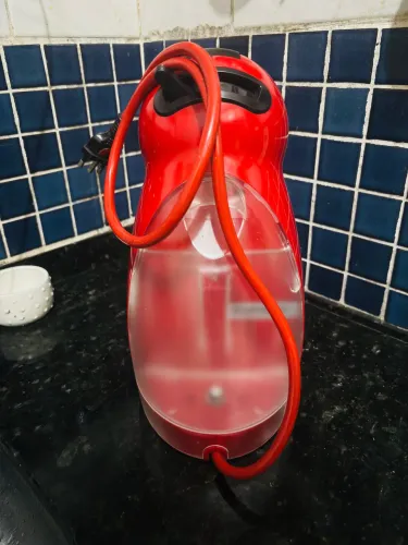 Cafeteira Nestlé Dolce  Gusto original vermelha e preta funcionando em perfeito estado.