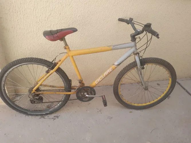 Vende-se bicicleta, precisa de alguns reparos