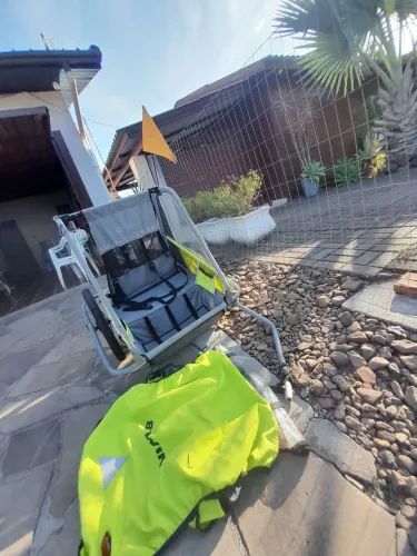 Carrinho para passeio com crianças de bicicleta 