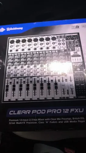 Mesa de som + microfone oportunidade.