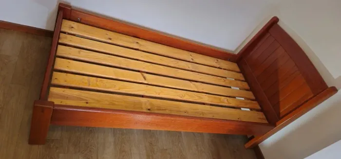 Cama de madeira maciça padrão solteiro (Super Resistente)