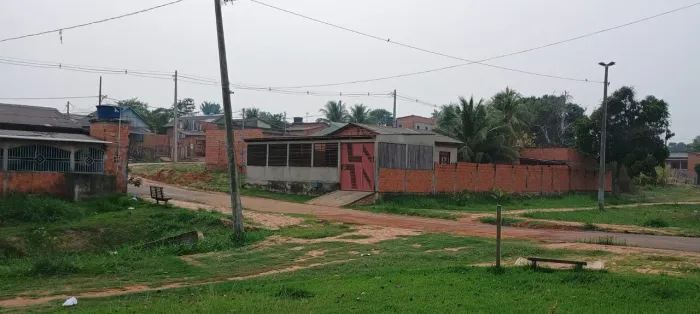 Alugo casa com 2 quarto,sala, cozinha , área de serviço, toda murada e com garagem grande 