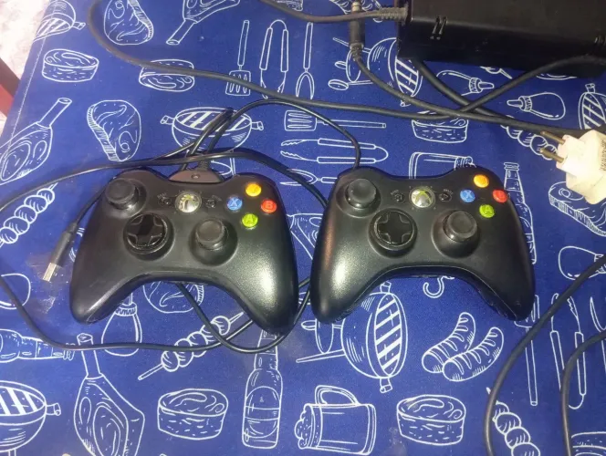 Dois controles de Xbox 360, um controle com carregador, uma fonte e um cabo de HDMI