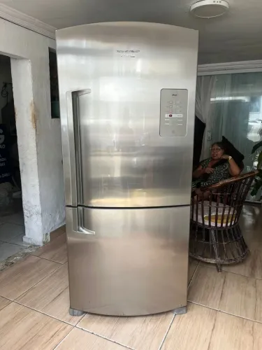 Geladeira Brastemp inverte 586l
