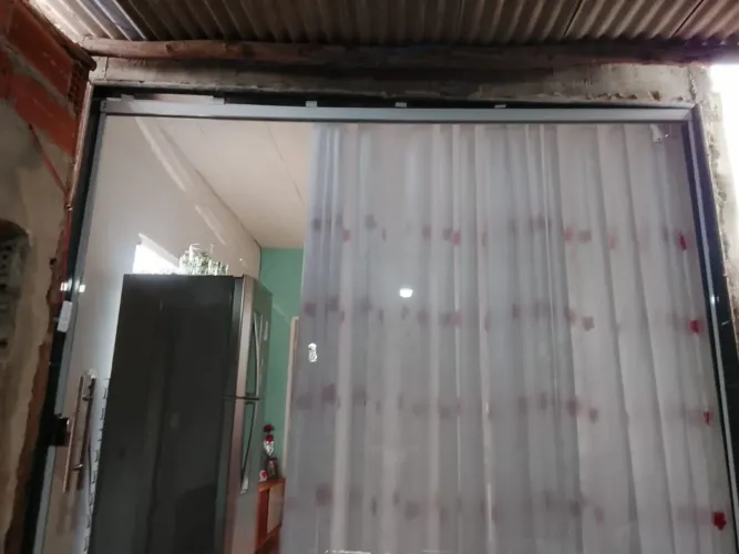Uma parede de vidro de 2 m e 80 de largura e 2,80 2 de altura