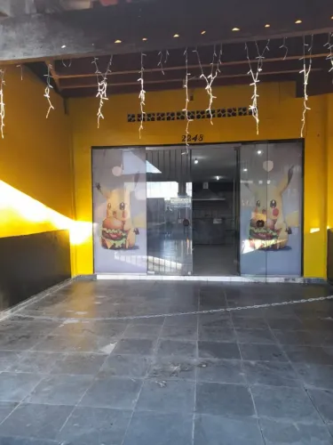 Salão Comercial na Avenida Padre Anchieta na cidade de Peruíbe com muito movimento.