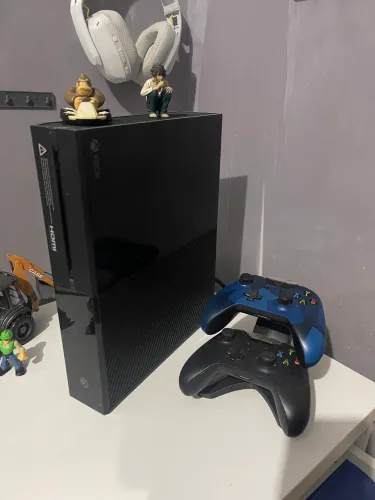 XBOX ONE COM 2 CONTROLES