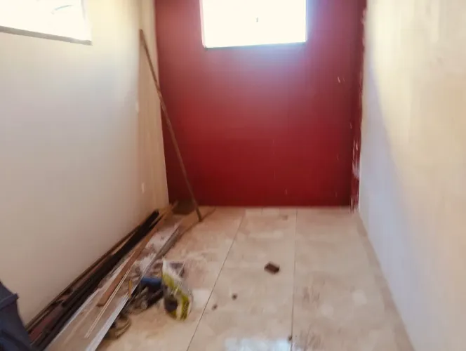 alugo casa 2/4 sala cozinha banh e área de serviço rua Heitor Dias 1.200