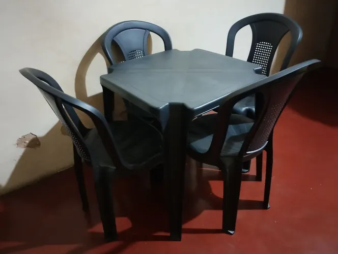 1 mesa e 4 cadeiras de plástico