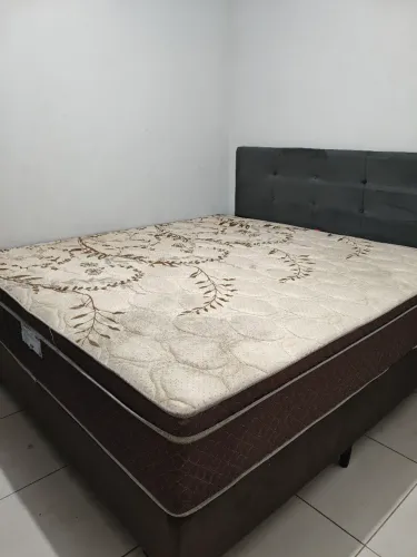 Cama king size com cabeceira semi-nova