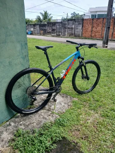 Bicicleta Trek Marlin 7 G3 Azul tamanho M/L aro 29