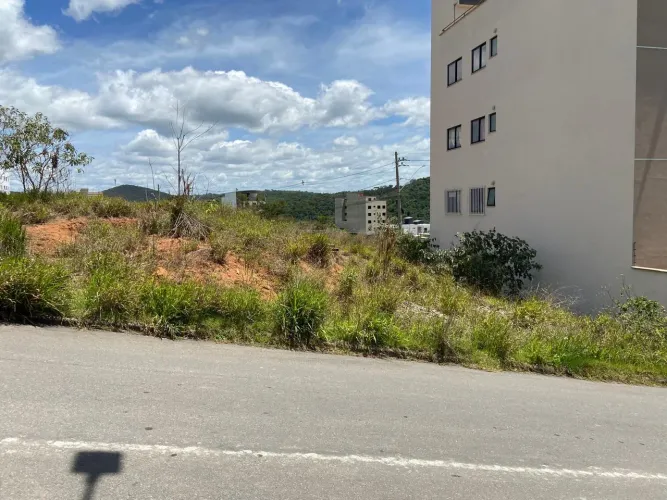 Lote em aclive com 345m² no Jardim São João, Juiz de Fora, MG