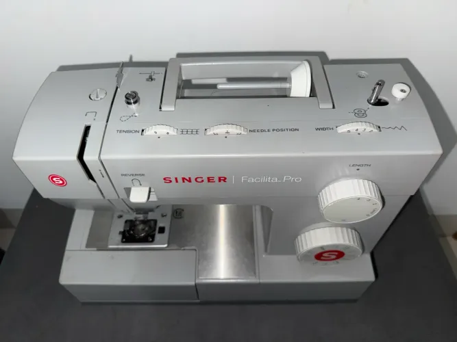 Máquina de costura doméstica, Singer 4423.