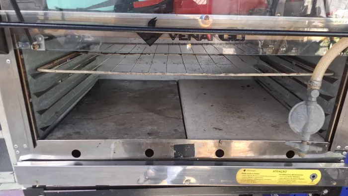 Vendo um fogão industrial a gás completo novo, motivo de mudança
