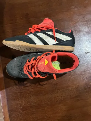 Chuteira de futsal da adidas original seminova